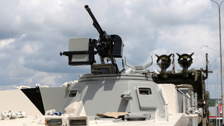 В Сети появились кадры уничтожения БТР, на крыше которого находилось множество солдат ВСУ