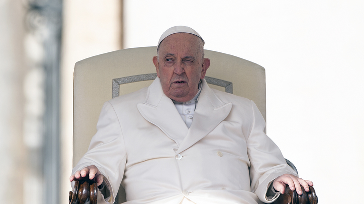 Парень в хаки нагрубил папе римскому в ответ на призыв к перемирию