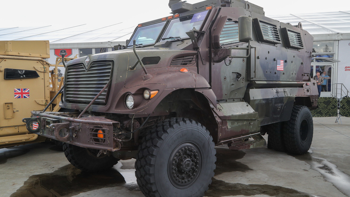 На Курском фронте захвачена гордость США MaxxPro: БТР подбили простым дроном