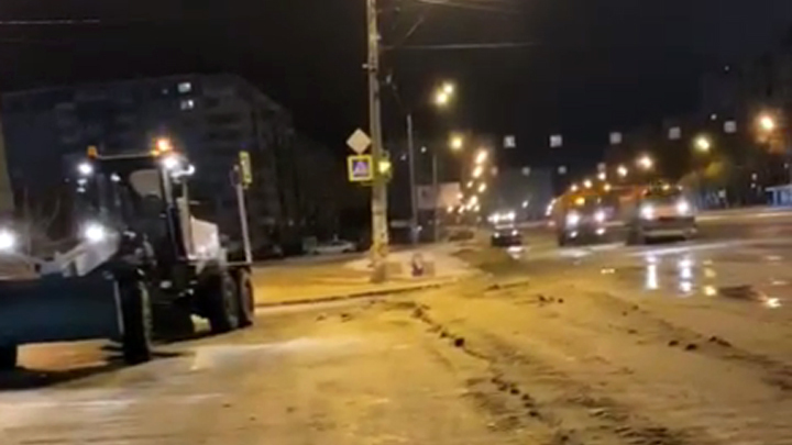 Каток покруче, чем в парке Терешковой!: в Челябинске улица заледенела из-за коммунальной аварии