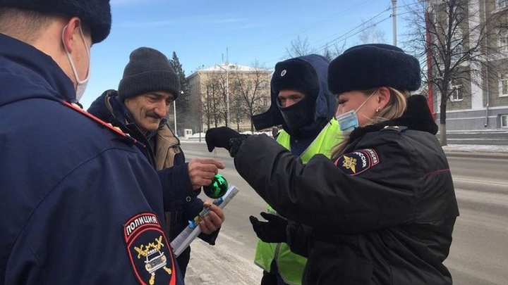 Сотрудники ГИБДД Кургана дарят автомобилистам елочные шары