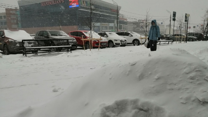Метель заметает дороги: Челябинск может парализовать из-за снега