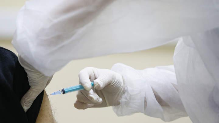 Австралийские иммунологи бьют тревогу из-за вакцины от COVID: Эффективности недостаточно