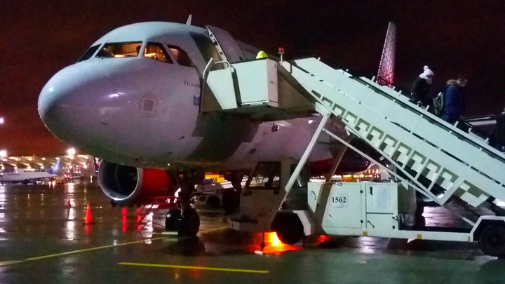 Летевший из Москвы в Салехард, самолет экстренно сел в Петербурге из-за технической неисправности