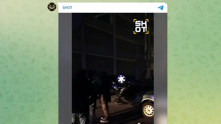 В Москве Nissan рухнул с третьего этажа вместе с людьми