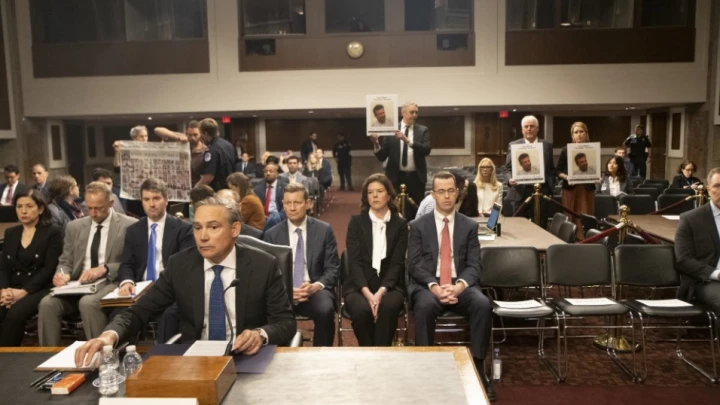 Трамп и его ударные отряды вышли из-под контроля: В Калифорнии скрутили сенатора, пытавшегося пробиться к министру Ноэм