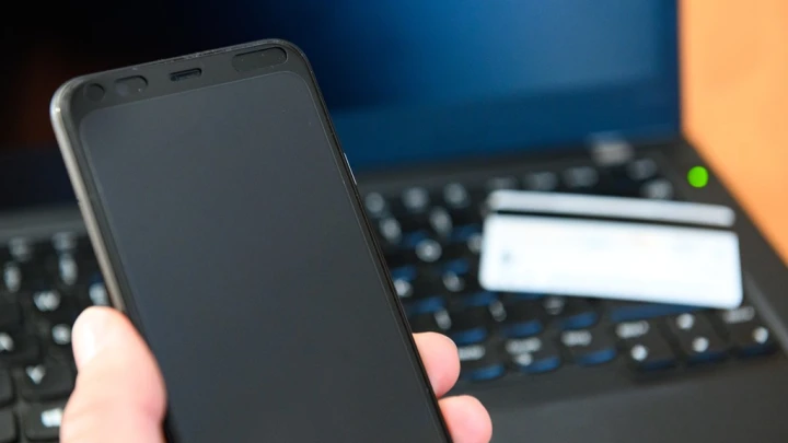 Это не бюрократия: Экономист рассказал, когда перевод денег от друга привлечёт внимание ФНС