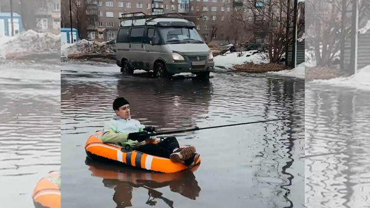Житель Копейска снял на видео, как плавает на лодке по затопленным улицам