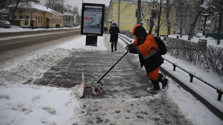 В Москве мигрант набросился с лопатой на прохожих