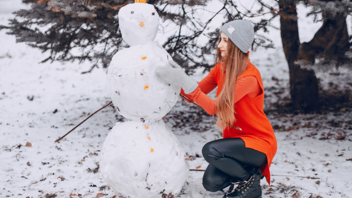 На Камчатке появились снеговики с сексуальными формами