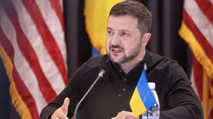 Пауки грызут друг друга: Зеленский убирает конкурентов - под ударом человек Запада