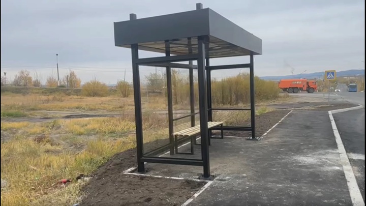 На улице Гайдара в Чите установили четыре новых автобусных остановки