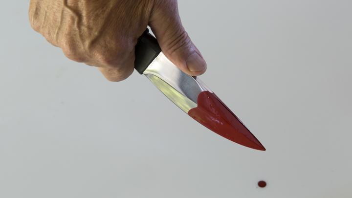 Мигранты с ножами напали на отдыхающих: Двое русских парней получили ранения