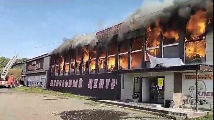 Пожар на площади 800 квадратных метров произошел в гипермаркете в Иркутской области