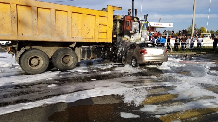 В аварии по вине грузовика загорелась машина, погиб ребенок и двое взрослых