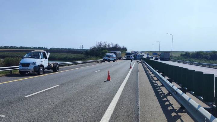 В Выселковском районе в массовой аварии со стоящим на обочине грузовиком погиб человек