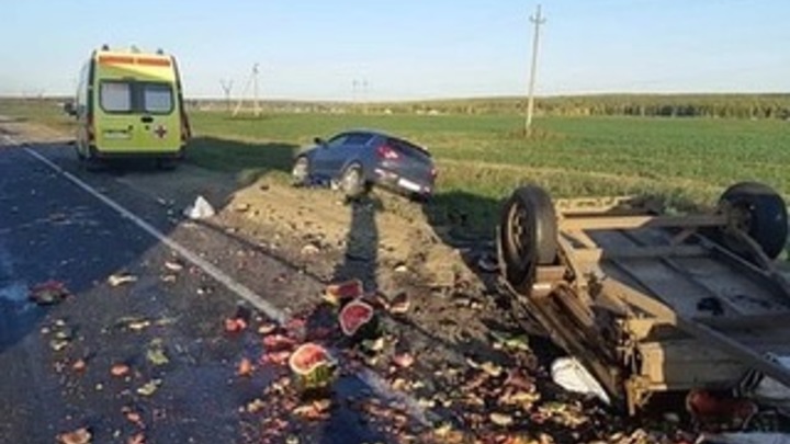 В Челябинской области водитель погиб, а прицеп с арбузами перевернулся