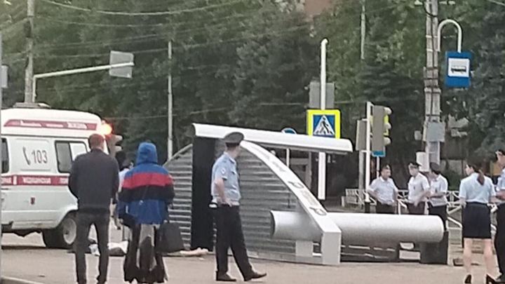 В Адыгее из-за непогоды рухнула остановка: погибла женщина