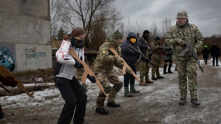 На Украине детей учили отражать вторжение России: Дали деревянные Калашниковы