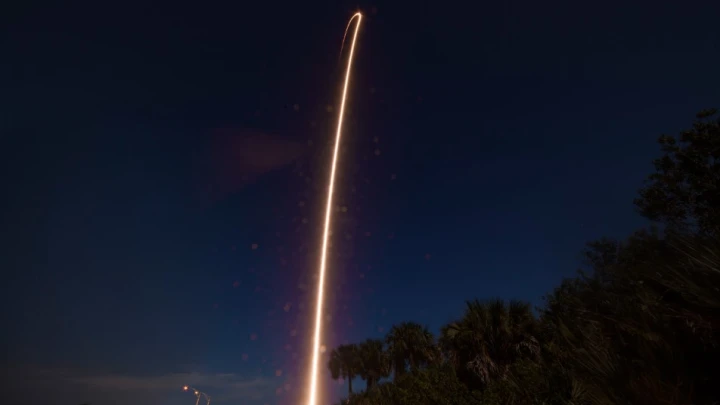 Астронавты-заложники, наконец, летят домой: К Земле стартовал Crew Dragon