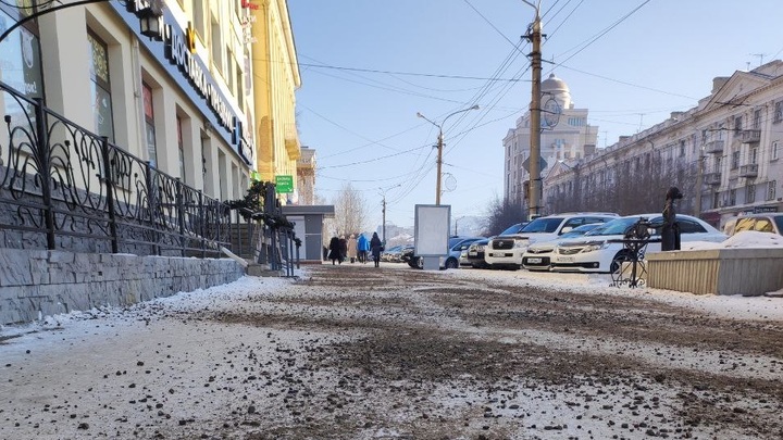 После извинений Сапожникова гололёд в центре Читы покрыли толстым слоем грязи