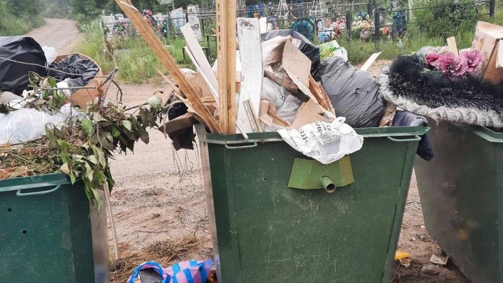 Мёртвым мусор не помеха — жители Железнодорожного района Читы устроили свалку на кладбище