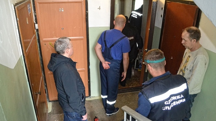 Челябинские спасатели вызволили обездвиженного мужчину из заблокированной квартиры