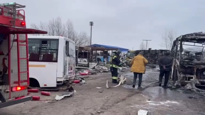 Появилось видео с места крупного пожара на стоянке маршруток в Люберцах