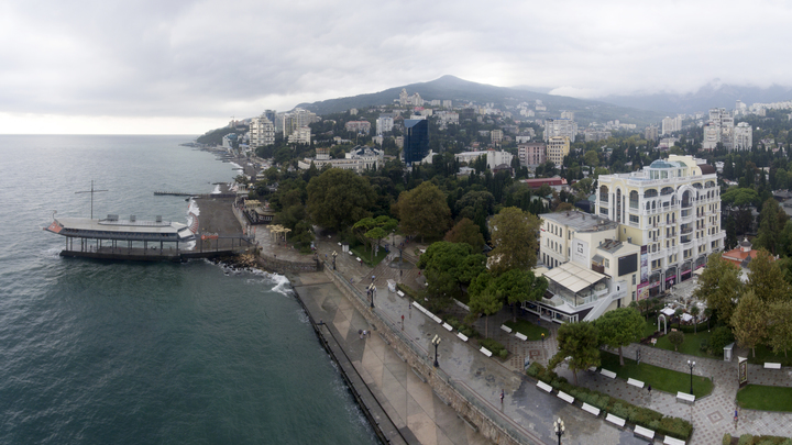 Не позорьте Ялту этим уродством!: крымский скульптор спрятал царскую семью в яйцо чужого