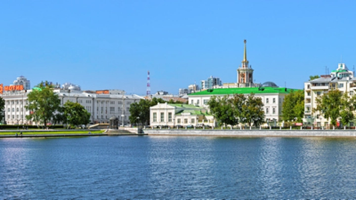 За один раз не скушать. В Екатеринбурге в пруду Харитоновского парка всплыли гигантские пельмени