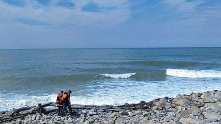 В Сочи спасатели ищут мужчину, которого во время шторма унесло в море