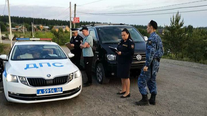 В Свердловской области пьяный должник пытался сбежать от приставов за рулём подлежащего аресту авто