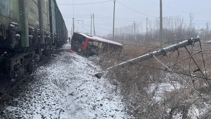 Водитель-мигрант направил под поезд автобус с людьми в Хабаровске