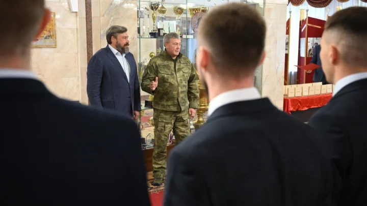 Константин Малофеев и генерал-полковник Юрий Котов вручили Цареградские стальные кресты отличившимся офицерам