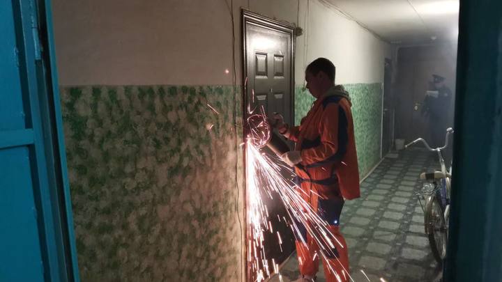 В Екатеринбурге приставы взломали дверь у жильца, который оставил без газа весь дом