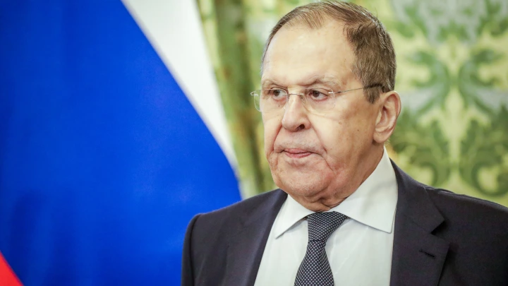 Грозный намёк от Лаврова на Аляске. Четыре буквы на кофте, которые заставят старых американцев икать