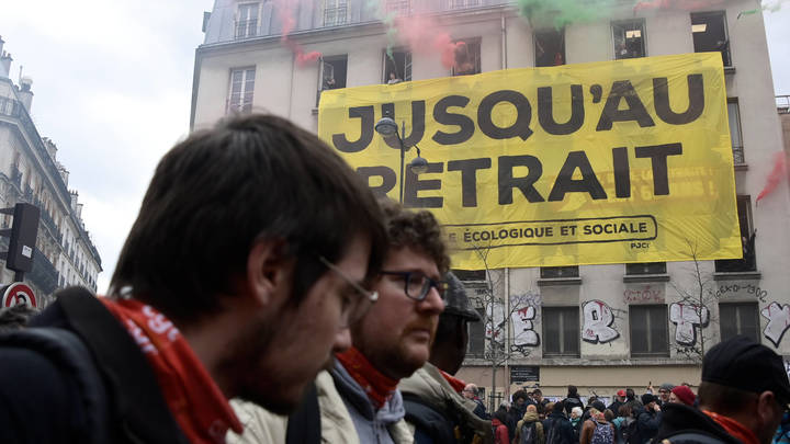 Французы сменили Марсельезу на Катюшу: Уличная битва за пенсию вышла на небывалый уровень