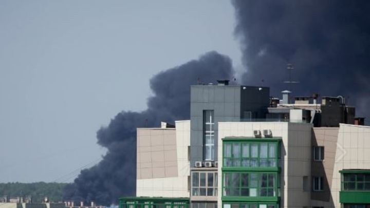 Черный густой дым над Челябинском: горит площадка базы, принимающей металл