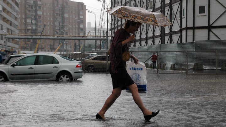 Ливень парализовал Москву: Варшавское шоссе встало намертво