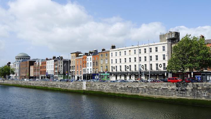 В Дублине начались массовые протесты после нападения на детей: Митингующие пинают полицию