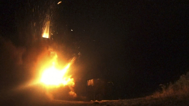 Зачем бомбить тюрьму? В киевскую версию о Еленовке французы не поверили