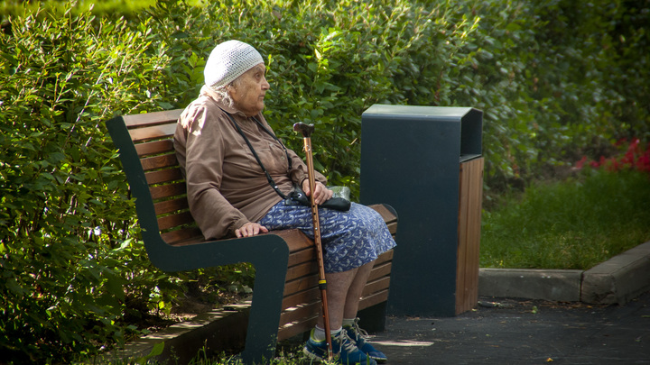 Они её всё равно оставили!: Соседка выписанной на лавочку пенсионерки потребовала справедливости