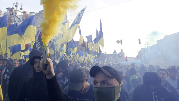 Неонацисты на коленях - тренд 2020 года: Бандеровцев жёстко унизили в Киеве за вопрос Чей Крым?