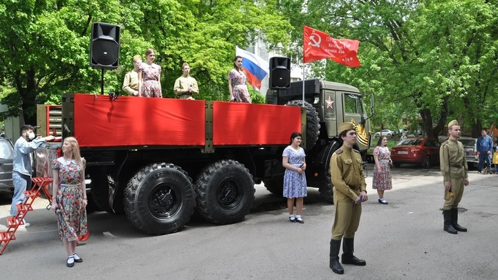 Военные в Ростове дали персональный концерт для ветерана Великой Отечественной во дворе дома [фоторепортаж]