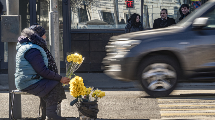 В Краснодаре иномарка задавила продавщицу цветов на тротуаре