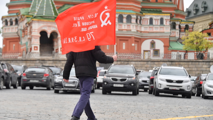 Победу под каким флагом одержали?!: В Киеве полицейские атаковали ветеранов