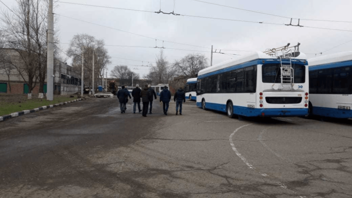 С 15 апреля в Ростове с рейсов снимут более шестидесяти городских автобусов, трамваев и троллейбусов