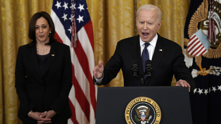 Байден нагрубил студентам, не посмеявшимся над его шуткой