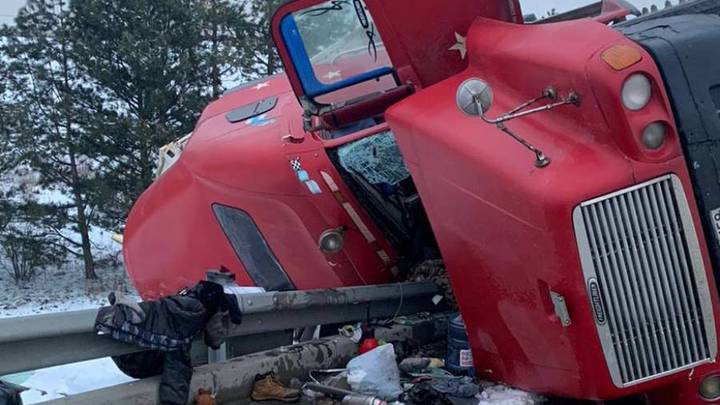 В Адыгее грузовик с прицепом перевернулся и вылетел на обочину