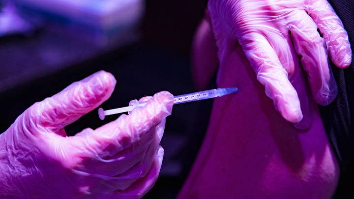 Вирусолог отмёл версию о появлении гибрида из-за множественной вакцинации Жириновского